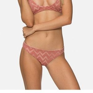 Ali Bottom Textured Chevron Moderate coverage